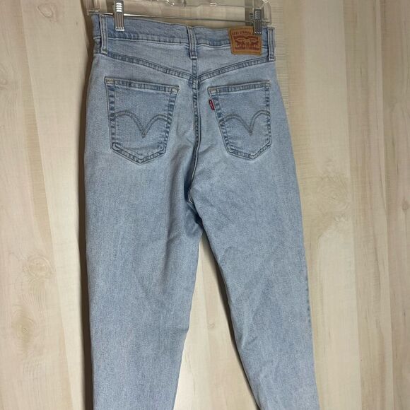 Levi’s high rise mom jeans light wash distressed, size 27 - Picture 16 of 16